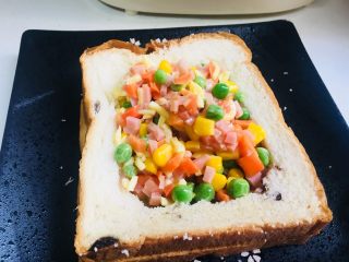 7、微波炉版吐司披萨,这样装满（这里如果喜欢芝士那就多放在上面）