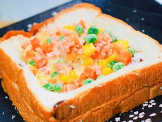 8、微波炉版吐司披萨,微波炉高火5分钟