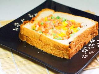 9、微波炉版吐司披萨,出炉