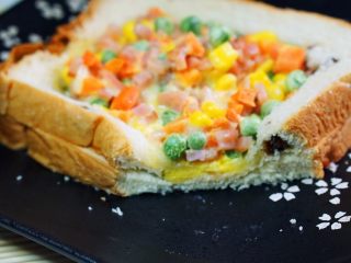 10、微波炉版吐司披萨,刀叉伺候