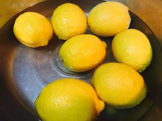 2、冰糖柠檬膏,浸水里半小时,我喜欢加点小苏打粉,你家里如果有环保酵素,或者白醋,贝壳粉,都可以加。