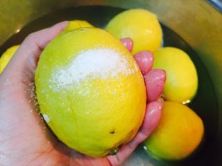 3、冰糖柠檬膏,浸好的柠檬,加点盐,抹去表面的蜡。两勺盐吧。抹整个,抹到位。两只手,不停的抹来抹去。自己吃,要洗净。
