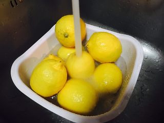 4、冰糖柠檬膏,开着自来水笼头,冲干净