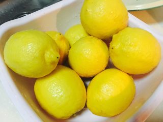 5、冰糖柠檬膏,一只只用厨房纸擦干净。