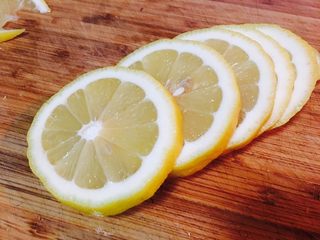 7、冰糖柠檬膏,随后,切成这样厚薄的片。