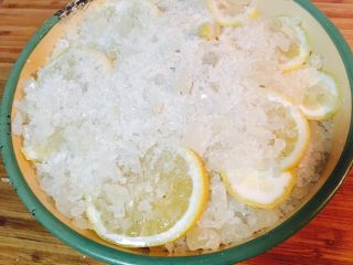 10、冰糖柠檬膏,铺得满满的,就好了。我这个,是5个柠檬的量。随后放在大锅中,隔水蒸12个小时。记住,一两个小时,就要看看,锅里的水是否有,没有就要添加。水开后,就开小火蒸。