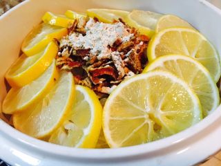 12、冰糖柠檬膏,这是另一种做法:增加了2克川贝,20克陈皮。隔水蒸12个小时,记住,一两个小时,就要去看看,锅里的水是否有,不多就要加。