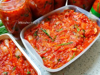 1、泡菜饼,自腌的泡菜，取适量切细。加上鸡蛋，面粉，水，葱花及各种调味料调成面糊。