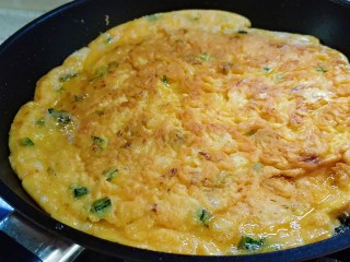 2、泡菜饼,平底锅热油煎到两面上色酥脆即可。