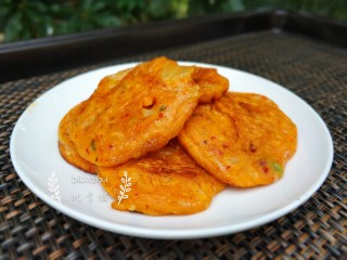 7、泡菜饼,女儿吃的摊成小圆饼。