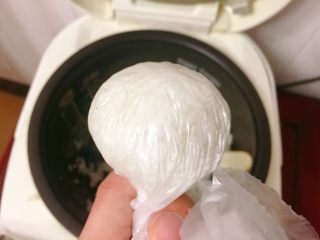 2、米饭迷你披萨,包成圆状。