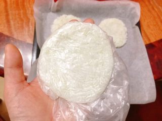 3、米饭迷你披萨,压扁。