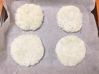 4、米饭迷你披萨,依次做4个。放在垫着油纸的烤盘中，备着。