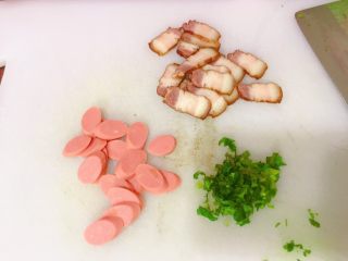 5、米饭迷你披萨,腊肉切薄片，香肠切片，香菜切碎。