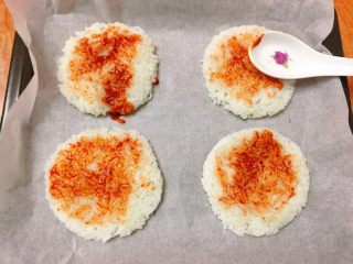 6、米饭迷你披萨,米饭刷一层烤肉酱或番茄酱。