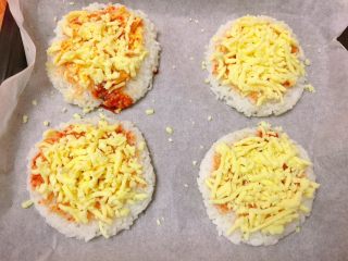 7、米饭迷你披萨,均匀码上芝士碎。