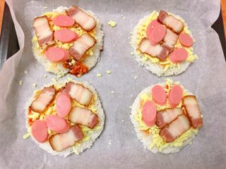 8、米饭迷你披萨,摆上腊肉和香肠。