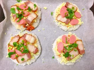 9、米饭迷你披萨,放些香菜。