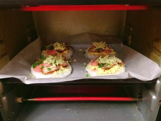 11、米饭迷你披萨,烤箱预热200度，中层，上下火，烤约10分钟左右。注意观察。