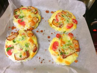 12、米饭迷你披萨,烤至芝士完全溶化，表面微焦，撒上熟白芝麻即可。