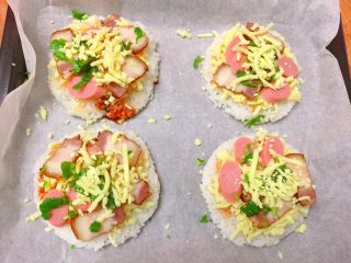 10、米饭迷你披萨,上面再放些许芝士碎。