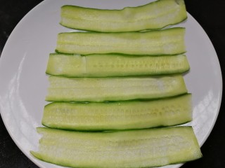 3、凉拌黄瓜卷,将黄瓜用工具切成薄片