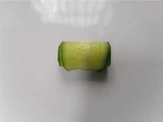 4、凉拌黄瓜卷,将黄瓜薄片卷起来