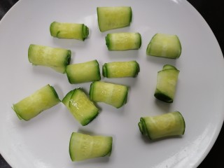 5、凉拌黄瓜卷,全部卷好