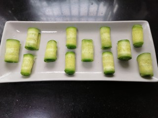 6、凉拌黄瓜卷,将黄瓜卷在盘中摆出造型