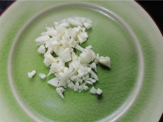 7、凉拌黄瓜卷,大蒜头剁成蒜末