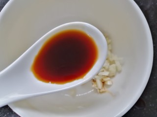 8、凉拌黄瓜卷,开始准备酱汁，加入一勺生抽