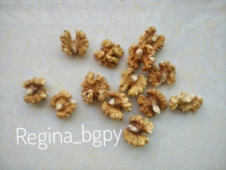 1、可可核桃脆饼,先处理核桃，放入烤箱，150℃，10min