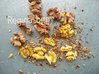 2、可可核桃脆饼,烤熟的核桃皮用手轻轻一碾就能掉下来