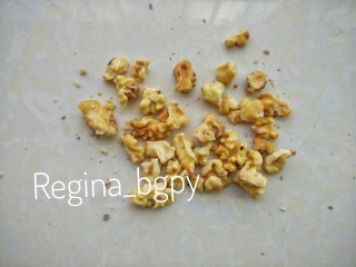 3、可可核桃脆饼,去皮之后掰成小块，备用