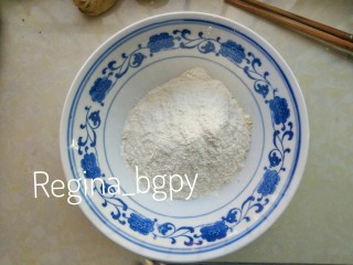 4、可可核桃脆饼,放入面粉