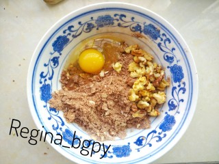 5、可可核桃脆饼,打入一颗鸡蛋，核桃也放进去