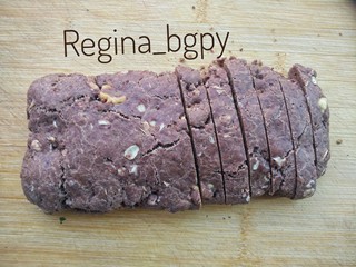 7、可可核桃脆饼,切成2厘米的块