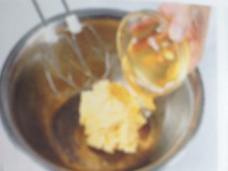 1、无花果杏仁派,奶油、糖浆混合均匀。