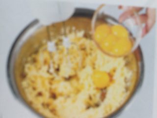 2、无花果杏仁派,分次加入蛋黄拌至透彻。