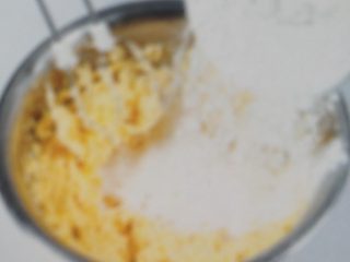 3、无花果杏仁派,加入低筋面粉、奶香粉、吉士粉、柠檬皮拌匀成面团。