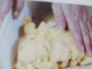 4、无花果杏仁派,将面团倒在案台上,用手搓揉至表面光滑。