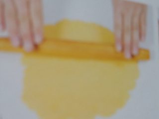 5、无花果杏仁派,将面团擀成圆形薄片。