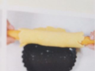 6、无花果杏仁派,卷起铺于派摸内,用叉子扎孔备用。