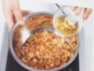 7、无花果杏仁派,将无花果、清水、啤酒倒入国内用慢火煮干水分。