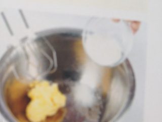 8、无花果杏仁派,把奶油、砂糖混合均匀。