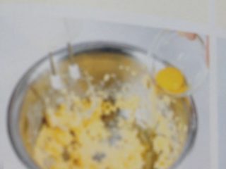 9、无花果杏仁派,分次加入全蛋搅拌均匀。