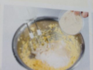 10、无花果杏仁派,加入杏仁粉、低筋面粉完全拌匀。