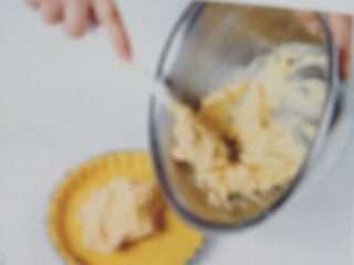 11、无花果杏仁派,倒入备好的派模内抹平备用。