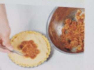 12、无花果杏仁派,在派模表面放上一层煮制好的无花果片。