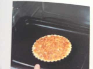 13、无花果杏仁派,以150度的炉温烘烤。